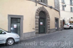 Il centro storico pieno di affittasi