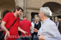 Il centrosinistra festeggia a piazza del comune