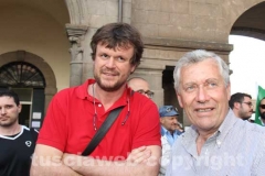 Il centrosinistra festeggia a piazza del comune