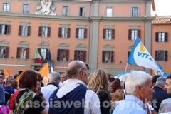 Il centrosinistra festeggia a piazza del comune