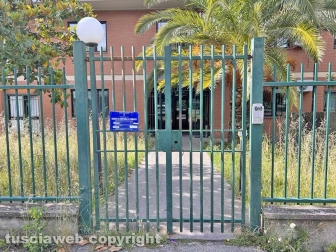 Il comando della Polizia locale invaso dall'erba