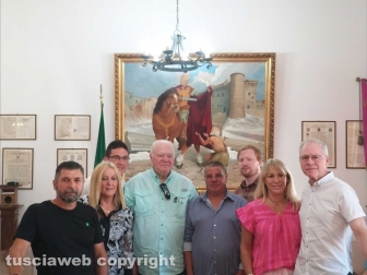 Graffignano - I figli del pilota Walter Johnson nella sala consiliare