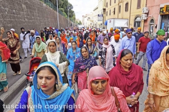 Il corteo dei sikh