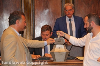 Il debutto di Arena in consiglio