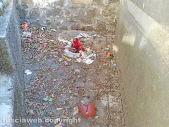 Montefiascone - Degrado al cimitero