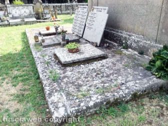Il degrado sulla tomba delle clarisse