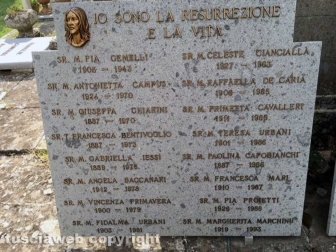 Il degrado sulla tomba delle clarisse