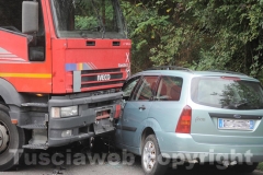 Le immagini del terribile impatto tra le due auto e il camion