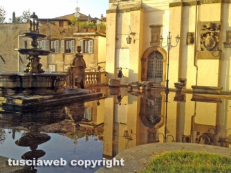 Viterbo - Maltempo - Il giardino di palazzo dei Priori allagato - Foto Mario Cenci