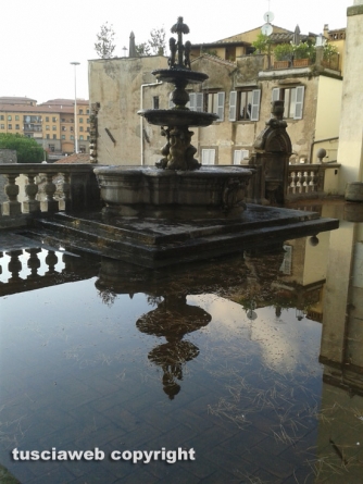 Viterbo - Maltempo - Il giardino di palazzo dei Priori allagato - Foto Mario Cenci