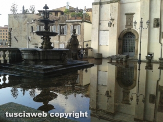 Viterbo - Maltempo - Il giardino di palazzo dei Priori allagato - Foto Mario Cenci
