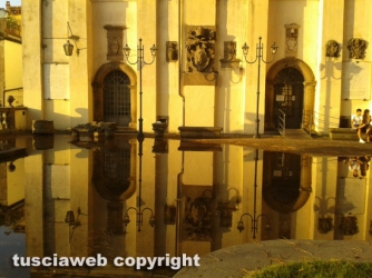 Viterbo - Maltempo - Il giardino di palazzo dei Priori allagato - Foto Mario Cenci