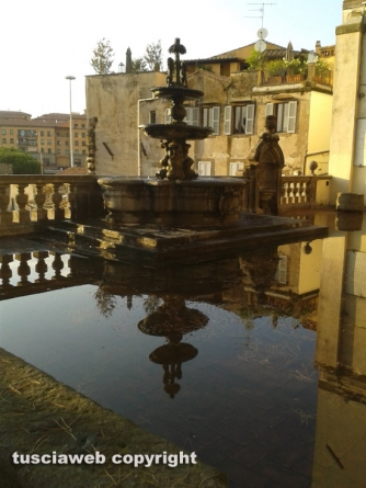 Viterbo - Maltempo - Il giardino di palazzo dei Priori allagato - Foto Mario Cenci