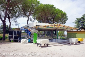 Il leccio caduto sul parco dei bambini