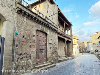 Il loggiato danneggiato di palazzo Farnese