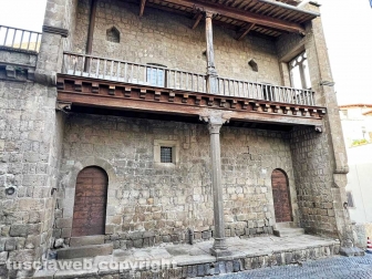 Il loggiato danneggiato di palazzo Farnese