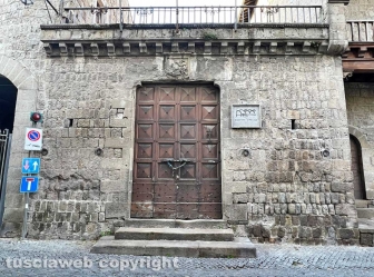 Il loggiato danneggiato di palazzo Farnese