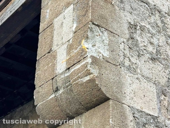 Il loggiato danneggiato di palazzo Farnese