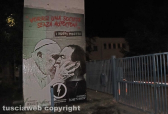Viterbo - Il manifesto contro Papa Francesco e Domenico Lucano