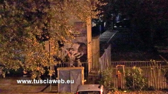 Viterbo - Il gruppo di ragazzi mentre affigge il manifesto contro Bergoglio e Lucano
