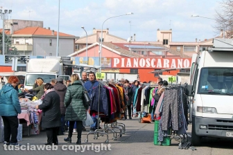 Viterbo - Il mercato del sabato al Carmine
