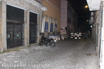 Viterbo - Calcinacci giù dal cinema Metropolitan