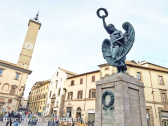 Viterbo - Tutto pronto per il film horror della Disney - Un monumento a piazza del comune