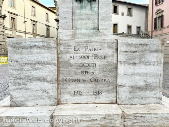Viterbo - Tutto pronto per il film horror della Disney - Un monumento a piazza del comune