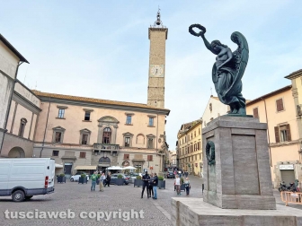 Viterbo - Tutto pronto per il film horror della Disney - Un monumento a piazza del comune