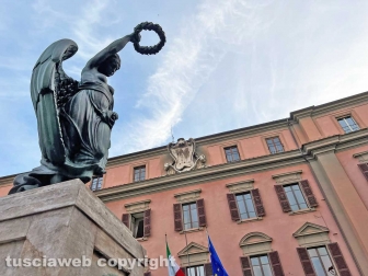 Viterbo - Tutto pronto per il film horror della Disney - Un monumento a piazza del comune