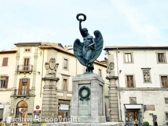 Viterbo - Tutto pronto per il film horror della Disney - Un monumento a piazza del comune