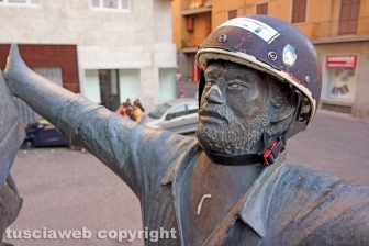 Viterbo - Il monumento dedicato ai facchini di Santa Rosa