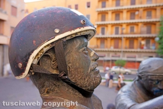 Viterbo - Il monumento dedicato ai facchini di Santa Rosa