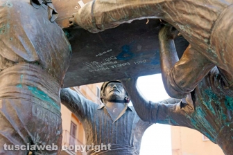 Viterbo - Il monumento dedicato ai facchini di Santa Rosa