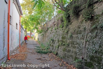 Il muro davanti alla stazione