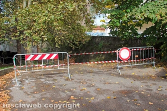 Viterbo - Transennato il muro pericolante davanti alla stazione di Porta romana