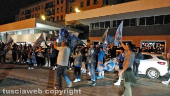 Viterbo - I tifosi in festa per lo scudetto del Napoli a piazza de Sacrario