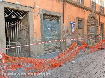 Il palazzo con le transenne