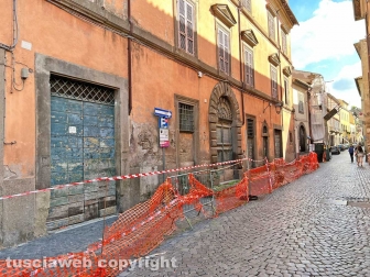 Il palazzo con le transenne