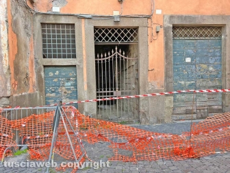 Il palazzo con le transenne