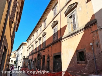 Il palazzo con le transenne
