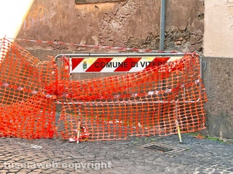 Il palazzo con le transenne