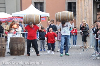 Il palio delle botti rivive a piazza del Comune