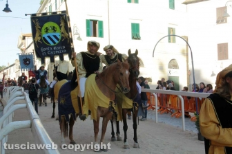 Tarquinia - Il palio delle Contrade - La contrada Santa Maria in Castello