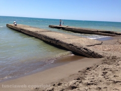 Il pontile a rischio crollo a Pescia Romana