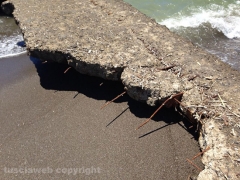 Il pontile a rischio crollo a Pescia Romana