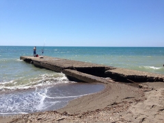 Il pontile a rischio crollo a Pescia Romana