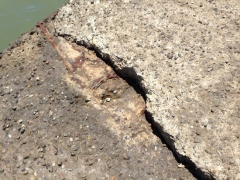 Il pontile a rischio crollo a Pescia Romana