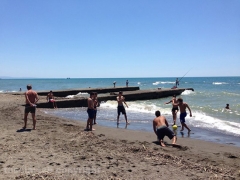 Il pontile a rischio crollo a Pescia Romana