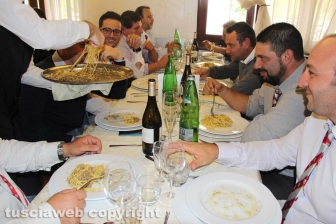 Il pranzo sociale dei facchini di santa Rosa